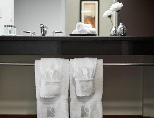 戈德里奇塞缪尔精品酒店的浴室毛巾架上的两条白色毛巾
