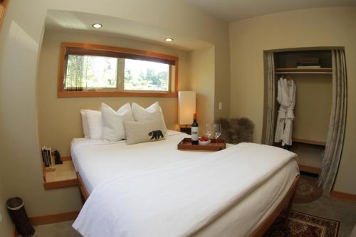 托菲诺黑熊旅馆 的卧室配有一张大白色床和窗户