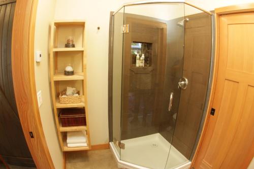 托菲诺黑熊旅馆 的浴室里设有玻璃门淋浴