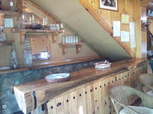 吉霍－德圣巴巴拉Casa Rural Santa Bárbara的房屋内带木台的房间
