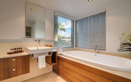 努萨角努萨公寓的一间带大浴缸和水槽的浴室