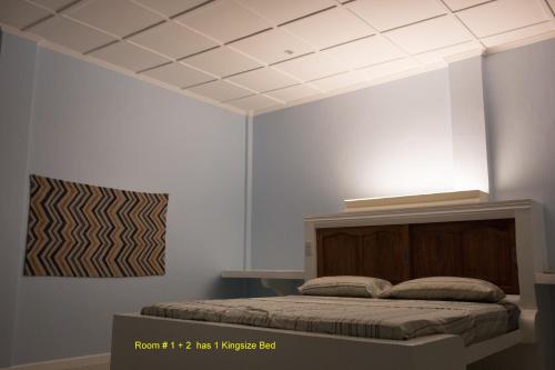 莫阿尔博阿Jasmin's Room Rental的卧室配有床和白色天花板