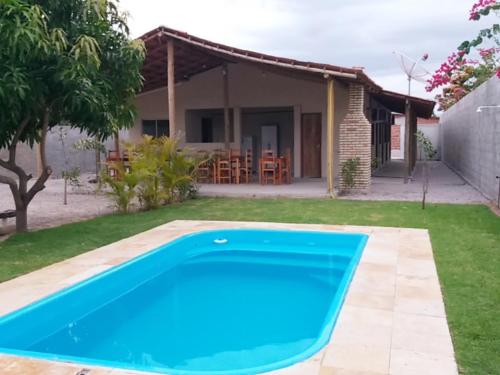 福廷Villa Portal dos Ventos的享有带蓝色游泳池的房子的景色
