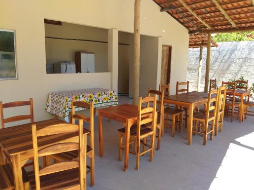 福廷Villa Portal dos Ventos的一组木桌和椅子