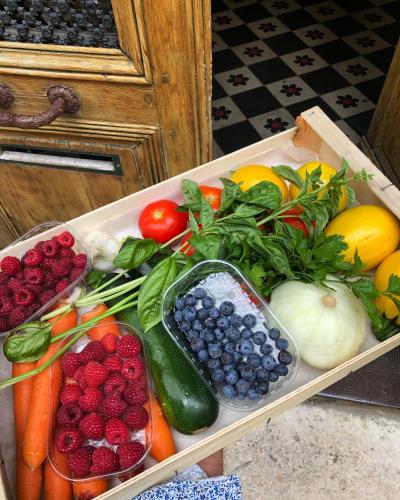 雅尔纳克Studio du Cherche Midi的桌上装满水果和蔬菜的托盘