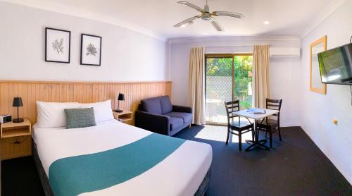 西南岩哥斯达黎加汽车旅馆的酒店客房,配有床、桌子和椅子