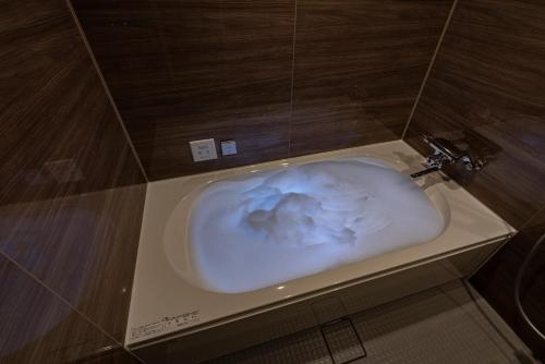 奈良樱花酒店 的浴缸里装有泡沫