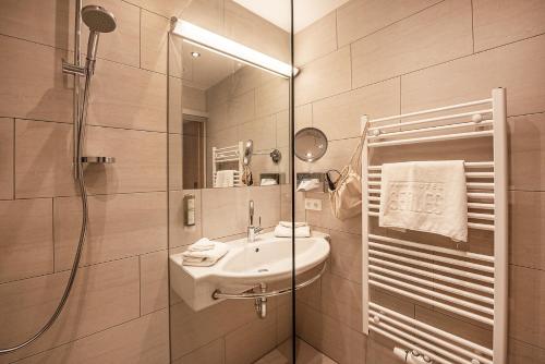 米德尔斯塞雷斯酒店的一间带水槽和淋浴的浴室