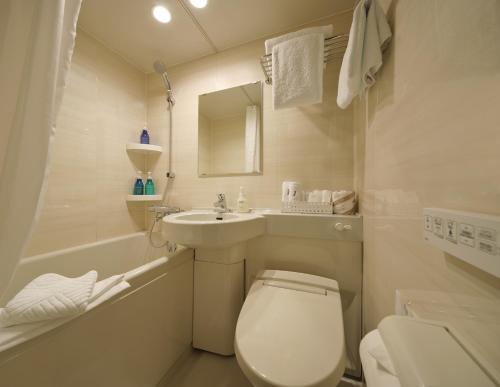 东京东京蒲田/羽田红屋顶经济型酒店的一间带卫生间和水槽的小浴室