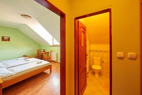 上鲁日巴希Penzion Mystery的一间卧室设有一张床和一间浴室。