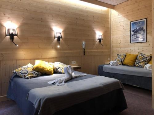 科特雷阿斯德黑萨卡酒店的一间设有两张床的房间和墙上的两盏灯