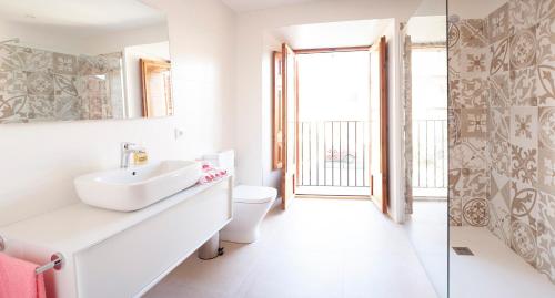 马拉特克西Can Calet的一间带水槽和卫生间的浴室以及窗户。