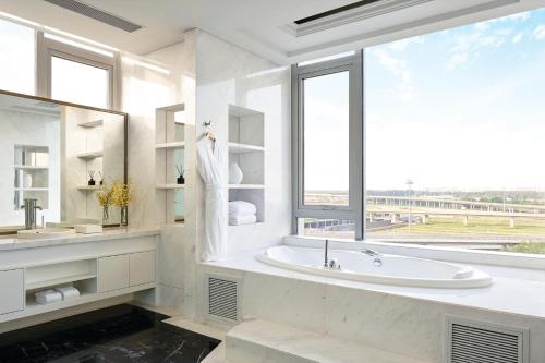 北京首都机场东海康得思酒店 - 朗廷酒店集团全新品牌的一间浴室
