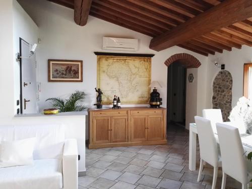 普拉托Casa Giulia的客厅配有桌子和白色椅子