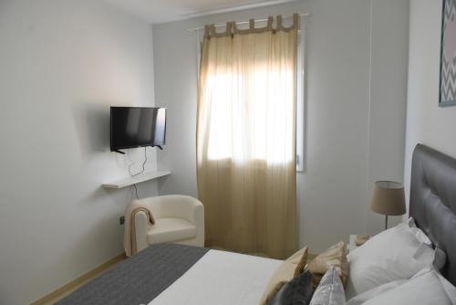 巴哈马尔Balcón del Atlántico 507的卧室配有一张床,墙上配有电视