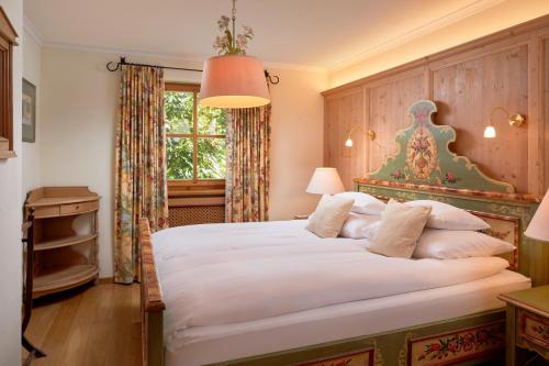 基茨比厄尔Landsitz Römerhof - Hotel Apartments的卧室设有一张白色大床和一扇窗户。