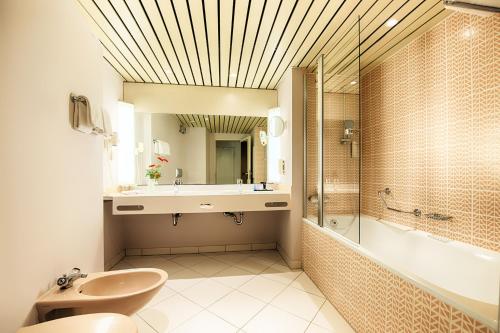ACHAT Hotel Karlsruhe City的一间浴室