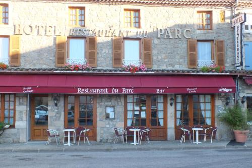 Maclashotel du parc的大楼前设有桌椅的酒店
