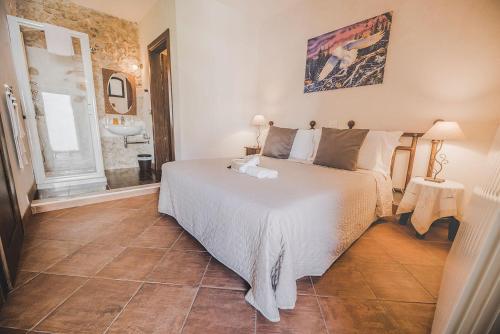 蒙特堡Residenza Storica le Civette的一间带白色床的卧室和一间浴室