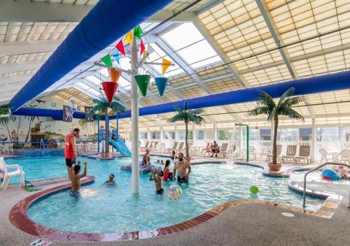 大洋城弗朗西斯斯科特家庭度假酒店的一群人在水上公园的游泳池里