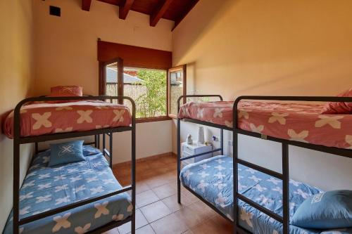 比德雷雷斯Ca LaMari的带窗户的客房内的两张双层床