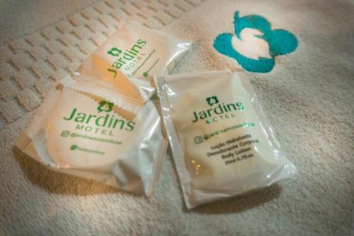 马塞约贾丁斯情趣酒店（仅限成人入住）的两袋肥皂坐在地板上