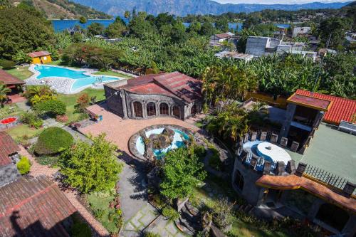 圣地亚哥阿蒂特兰土施阿巴耶酒店 的享有带游泳池的房屋的空中景致