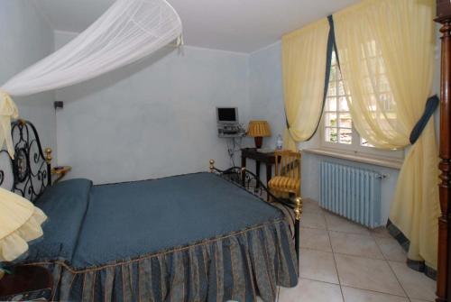 蒙苏姆马诺布瑞那提住宿加早餐旅馆的一间卧室配有一张床、一张桌子和一个窗户。