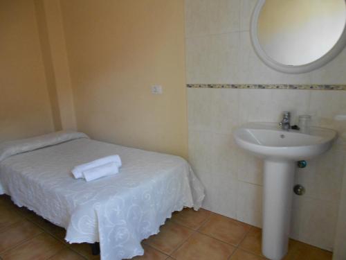 圣克鲁斯-德特内里费莫发膳食公寓旅馆的一间带水槽、白色床和镜子的浴室