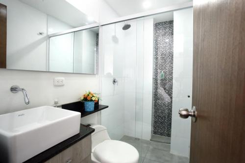 麦德林New Studio Apartment for Two的一间带水槽、卫生间和镜子的浴室