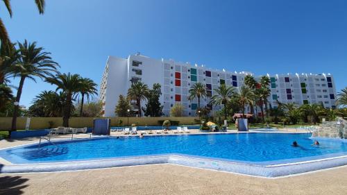 英格兰海滩Atlantic Coast Apartment - Playa Del Inglés的大型建筑前的大型游泳池