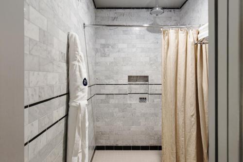 Palihotel Westwood Village的一间浴室