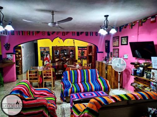 巴利亚多利德Hostal Las Cruces的一间设有两把椅子的房间和一间设有粉红色墙壁的房间