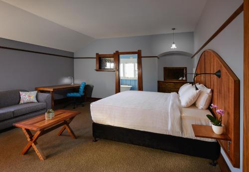 基督城Luxury Eco Villa的一间卧室配有一张大床和一张沙发