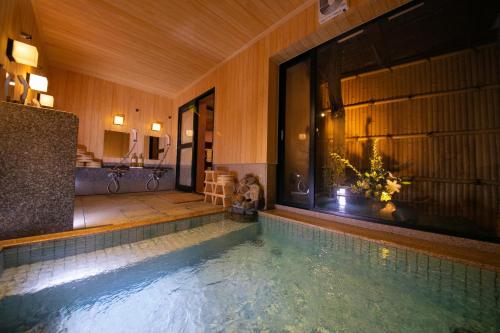 京都欧哈纳博的一座带游泳池的房屋