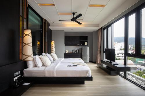 清迈De Chai Oriental Nimman - SHA Plus的一间卧室设有一张大床和一个大窗户