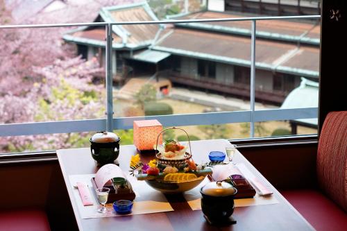 琴平町琴平町樱花之所大酒店的窗户上放着一碗食物的桌子