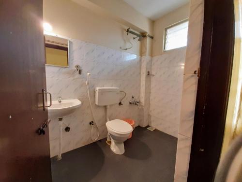 蓬蒂切里Ravi Krishna Inn的一间带卫生间和水槽的浴室