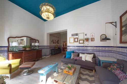 大加那利岛拉斯帕尔马斯阿敏塔之家住宿加早餐旅馆的客厅配有沙发和桌子
