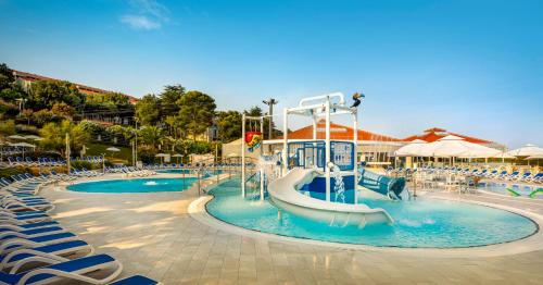 弗尔萨尔Maistra Select Belvedere Resort的度假村内带水滑梯的游泳池