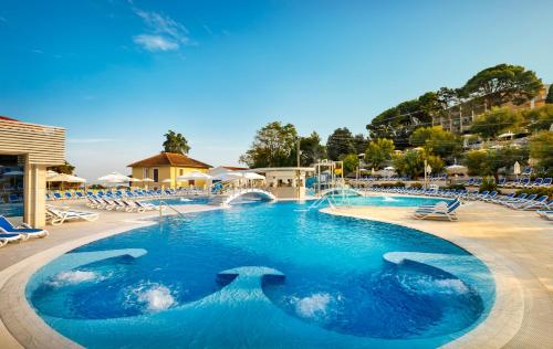 弗尔萨尔Maistra Select Belvedere Resort的度假村内的大型蓝色海水游泳池