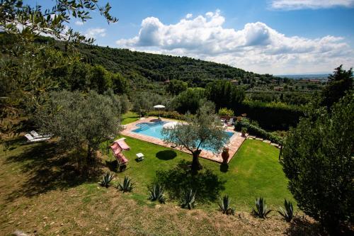 卡斯蒂廖恩菲奥伦蒂诺Casale Il Trecento的后院的空中景观,设有游泳池