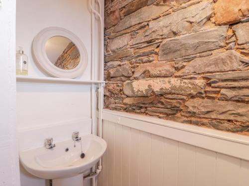 Isle of WhithornThe Pink House的一间带水槽和石墙的浴室