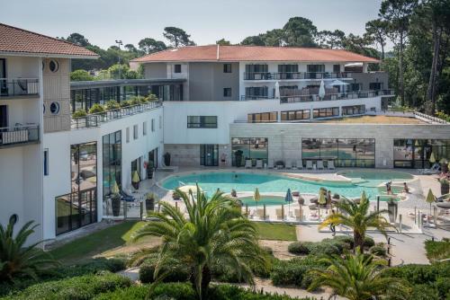 阿卡雄Thalazur Arcachon - Hôtel & Spa的享有酒店空中美景,设有游泳池