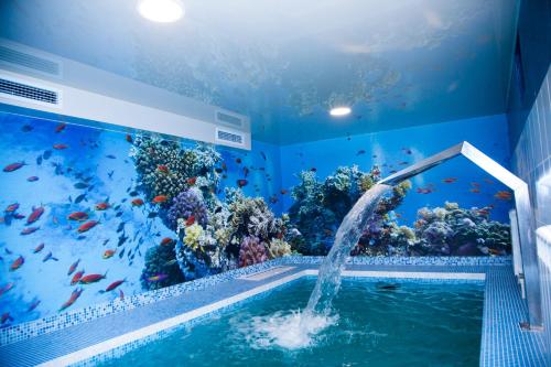 科斯特罗马普瑞米尔酒店的一个带游泳池和水族馆的房间