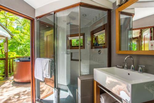 安东尼奥港吉加姆酒店的带淋浴和盥洗盆的浴室