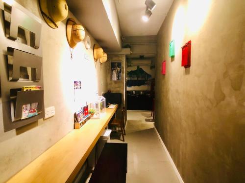 香港休闲小窝的一间在房间内有长柜台的餐厅