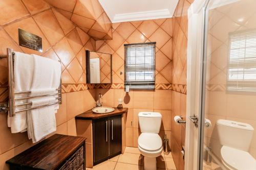 东伦敦Arum Guest House的一间带卫生间和水槽的浴室