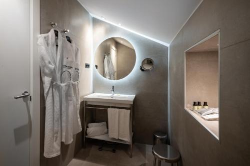 巴塞罗那加泰罗尼亚酒店普特埃特公园店的一间带水槽和镜子的浴室