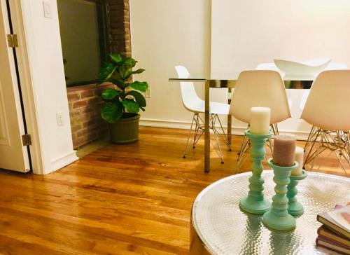 纽约Two Bedroom Harlem Apartment的客厅配有桌椅